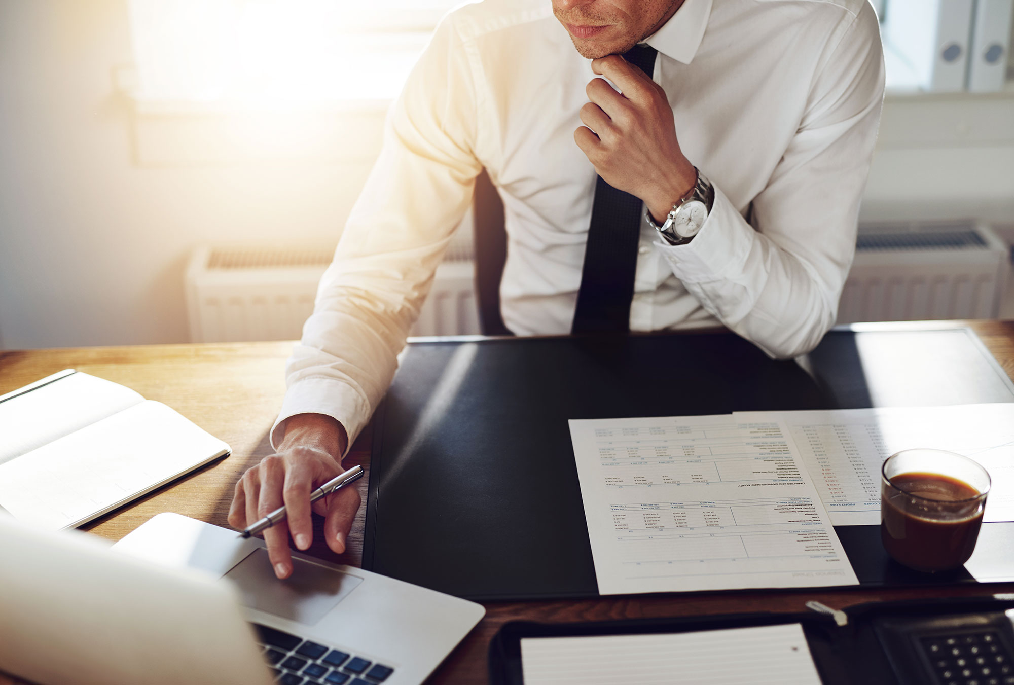 Homme d'affaire Photographie d'un homme d'affaire travaillant à son bureau