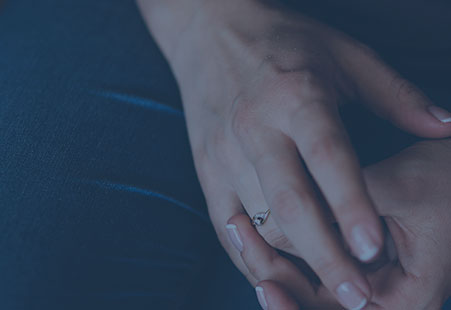 Photographie d'une main de femme avec une bague